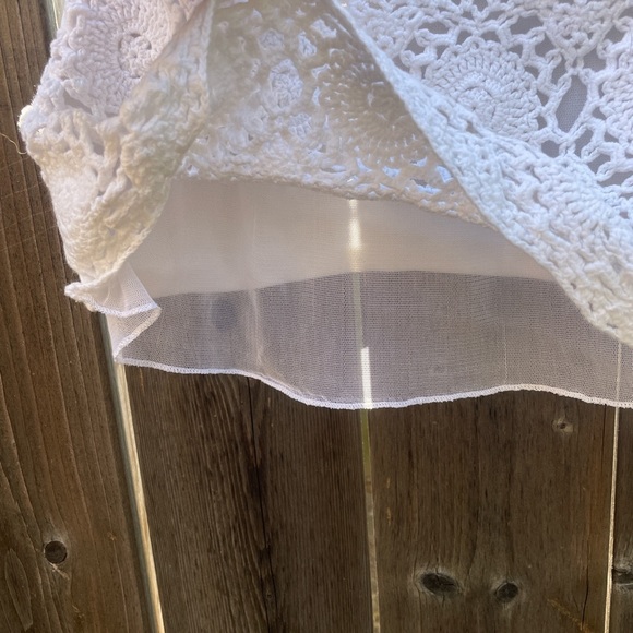 Vintage white v neck with crochet accents 🐚 - Picture 4 of 4